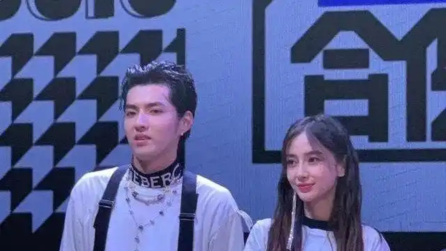 angelababy和吴亦凡录节目,晒合影却忘记p图,脸部浮肿老了太多