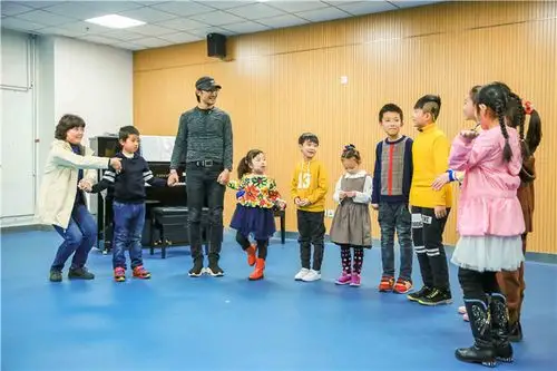 让世界听见汪峰不顾高烧坚持拜访听障儿童合唱团