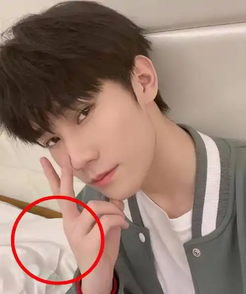 张真源半夜下班,回卧室拍照报平安,枕头褶皱让粉丝觉得暖心_活动_高考