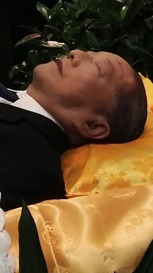 大舅安卧在灵床上,面容安详.