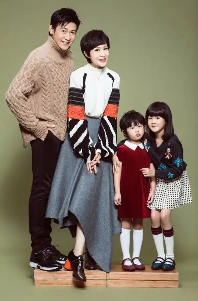 全家都是大长腿!陆毅晒全家福甜蜜有爱