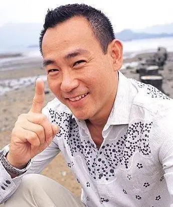 两天后,林保怡又陪父亲喝茶,记者上前给他看与助手的照片,并询问两人