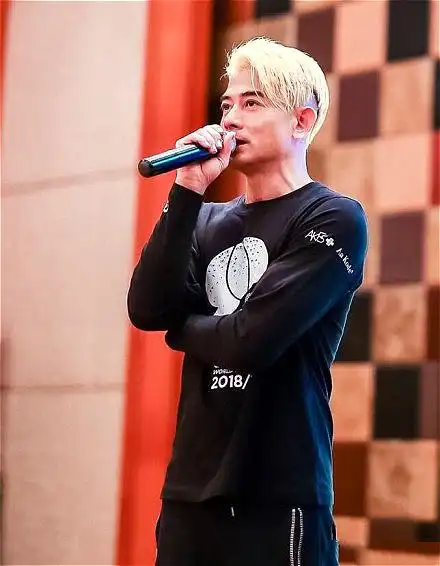 郭富城新发色火了,但金毛造型只服99年的刘德华,号称世纪最靓仔