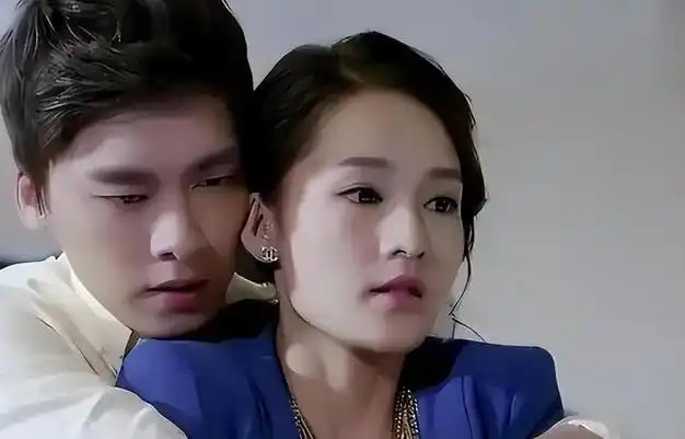 36岁李易峰日本回国,生图黑眼圈厚重反差大,眼神呆滞全程好冷漠|杨幂