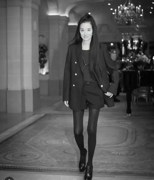 婚纱女王71岁王薇薇晒性感腹肌,小蛮腰太惊人,难怪找小36岁男友