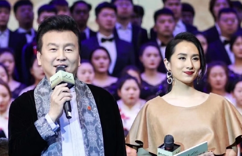 央视主持人张泽群陪87岁老母亲在病房过节手舞足蹈逗母亲开心