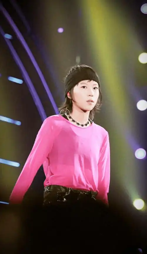 如果说参加官方活动的窦靖童走的是优雅之路,那么他就是台上唱歌的酷