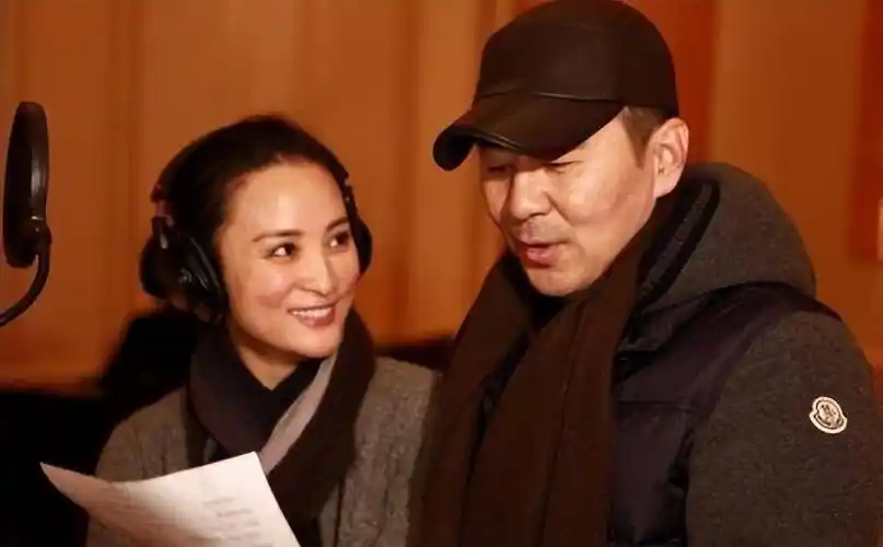 演员吴越:和陈建斌有过一段情,50岁仍未婚,和父亲相依为命_表演_话剧