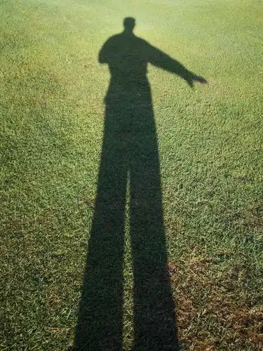 低头影就小. 相虽千百变, 一切唯心造. 无我影子消. 反观照自己