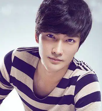 想要完美解决脸型困扰发型的搭配必不可少,下面小编就以男士的国字脸