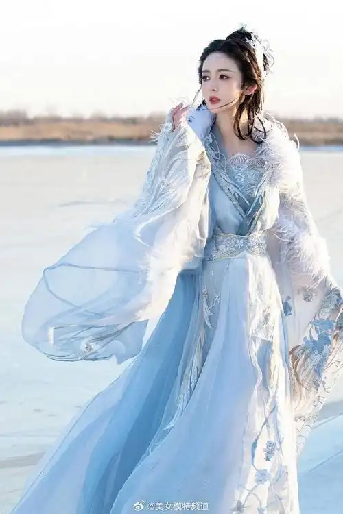 古力娜扎冰面仙羽写真释出 一袭古装白衣好似仙女下凡