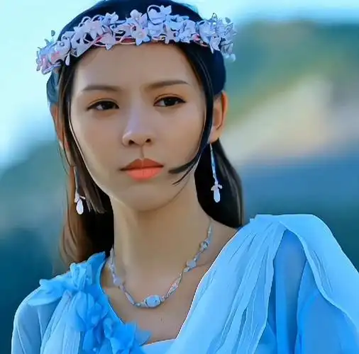 今天小编就来盘点一下古装女主的花环头饰造型!