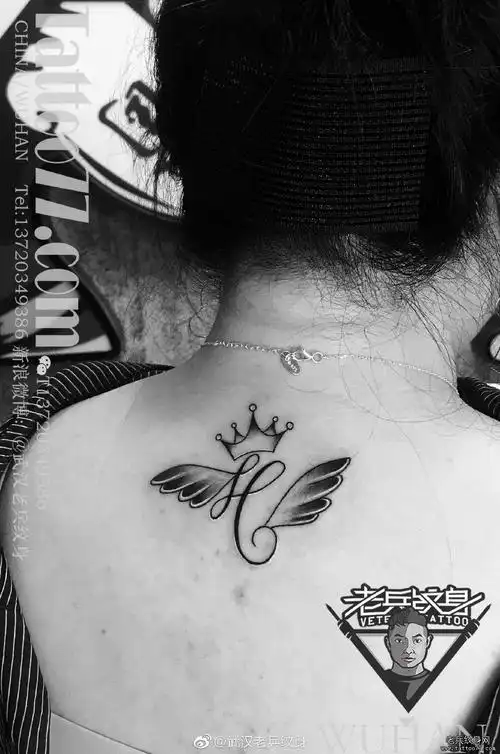 后背翅膀皇冠纹身图案