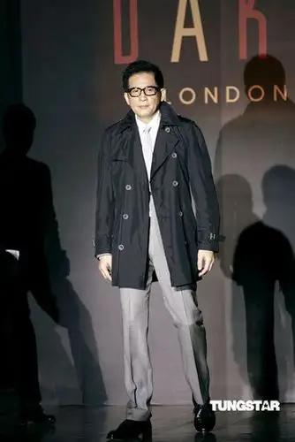 秦汉献出t台处女秀 保养有方依旧潇洒