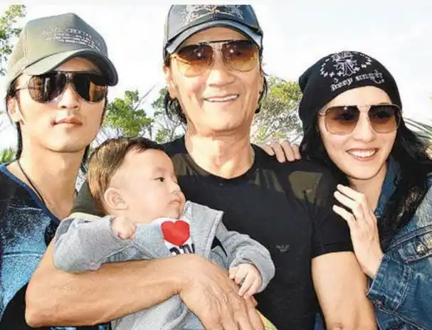 港媒曝谢霆锋张柏芝已复婚,一家五口团聚澳洲,经纪人回应引质疑