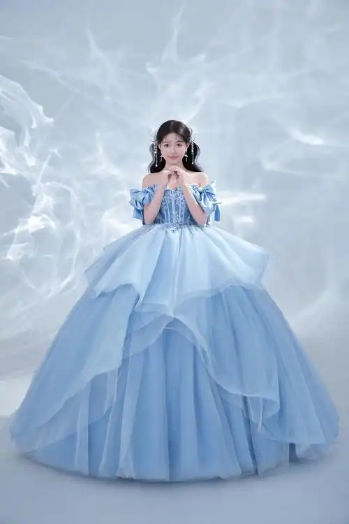 94
9797我选择了这款蓝色蓬蓬蛋糕裙,
胸口的大拖尾是蓝色