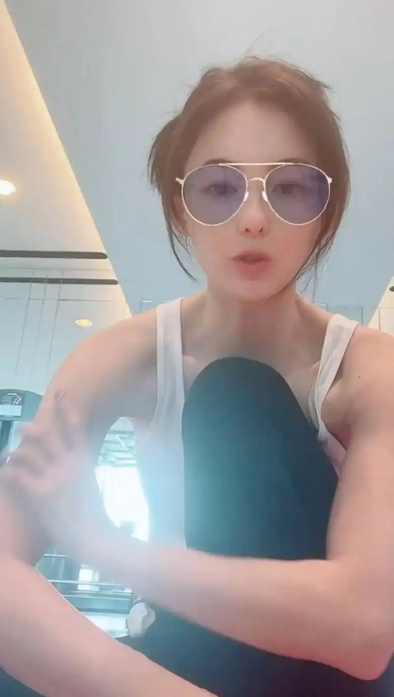 张柏芝晒健身影片 分享瘦手臂心得