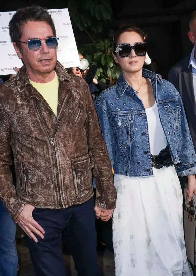 巩俐身穿白色长裙,外搭牛仔外套,戴着墨镜,太有气场了!