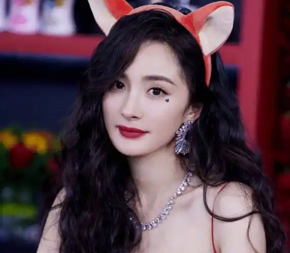 原创杨幂穿港风红裙出镜中尽显魅惑我却关注她生图下的双下巴