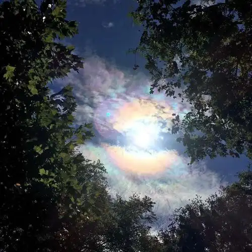 美丽的天空飘来七彩祥云美极了.
