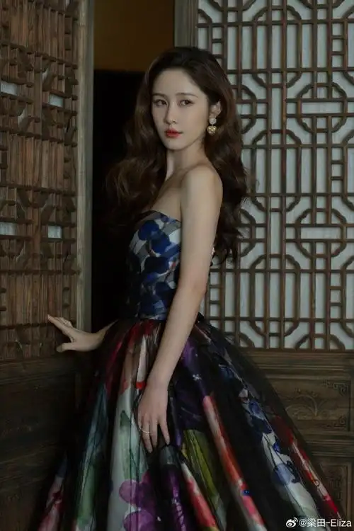 身上#梁田身穿繁华裙参加2024网络视听盛典,不愧是电子闺蜜给选的礼服