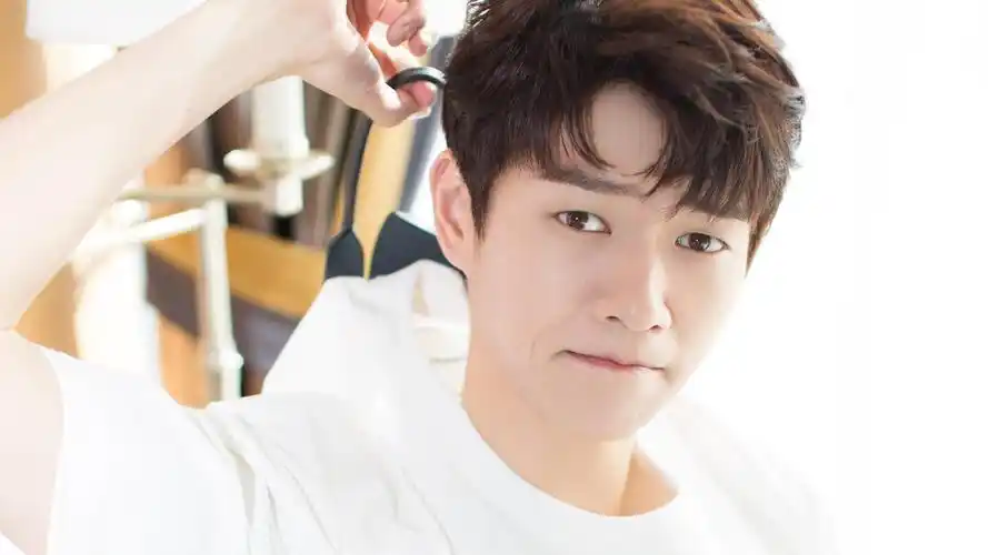 魏大勋帅气时尚写真照