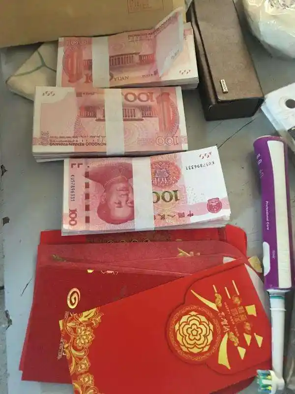 三万元压岁钱遗失安检口 15分钟后民警找到失主