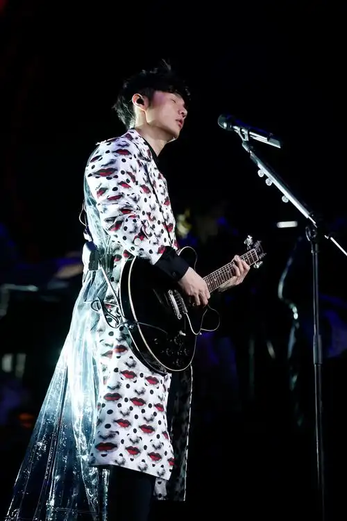 12 李荣浩首登香港红磡热力开唱 容祖儿惊喜助阵