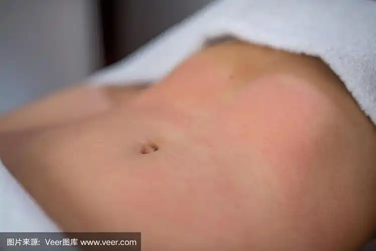有过敏标签的女人腹部图片