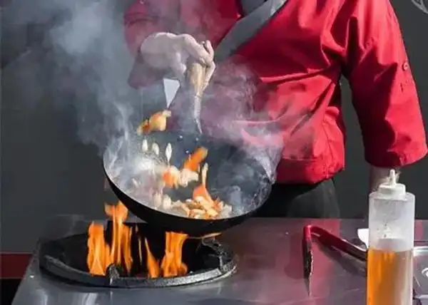 这样颠锅炒菜,除了大厨,相信没几个人会吧!