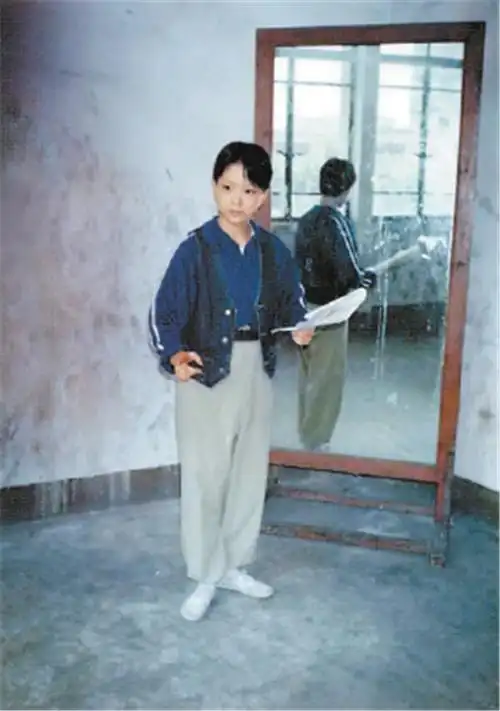 恩师王思及为她化装回望自己的经历,王珮瑜说:"有天赋的人还会刻苦