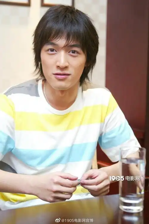 胡歌23岁青涩旧照曝光 面容稚气对镜比耶难掩帅气