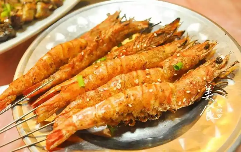 终于可以欢快地吃烧烤啦盯着烤架上的羊腿两眼发光撸串季