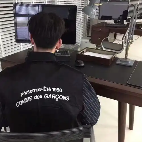 有哪些男士的背影图片可以当头像的?黑色的,冷酷的那种?