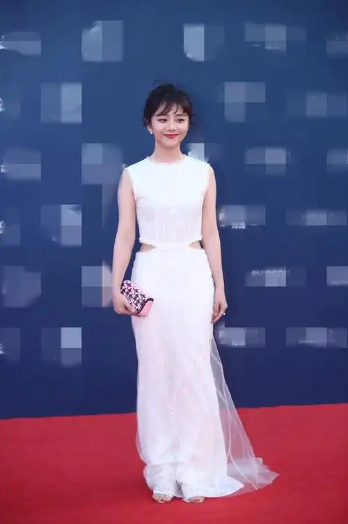 组图:谭松韵亮相华鼎奖红毯 白衣素裹小露蛮腰(1/6)