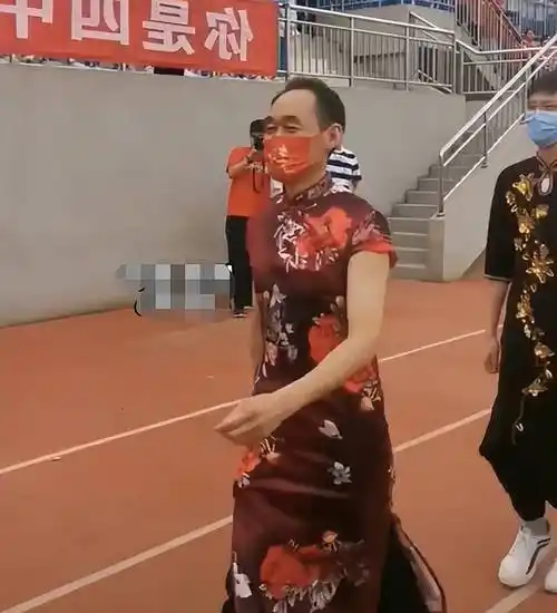 河南一高中男老师拼了穿旗袍祝愿旗开得胜为高三考生打气