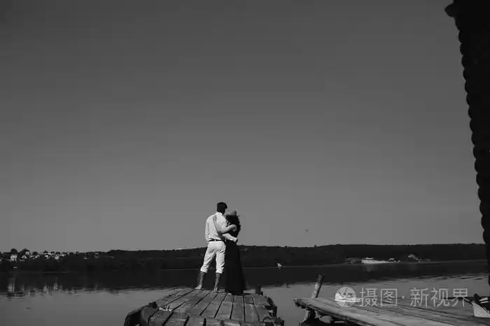 拥抱男人和女人在爱情上木码头
