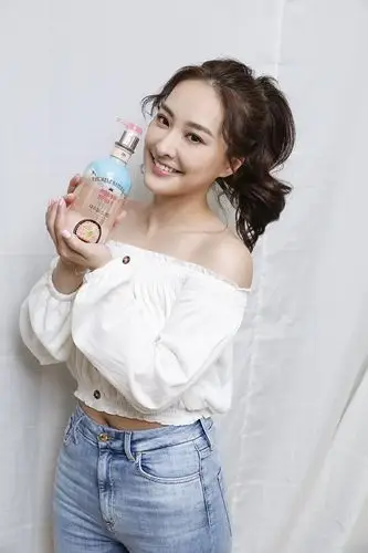 陈滢扎清爽马尾辫拍广告,利落穿搭大秀香肩