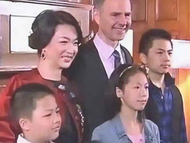 回顾:生恩不如养恩!金星23年前领养的三个孩子,如今长成这样