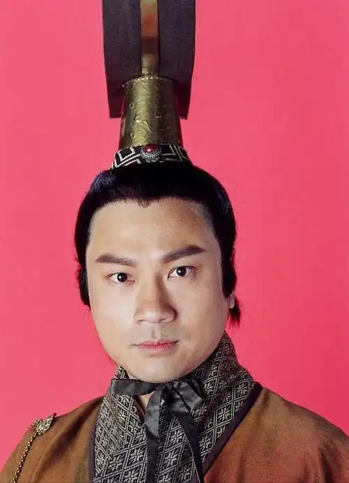 晒出了自己在内地旅游的照片,镜头中,黎耀祥身穿绿色外套,发型打理的