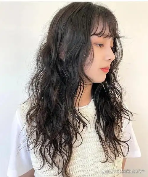 容易打理,这样的卷度很显发量就是不显老,搭配微卷的八字刘海修饰脸型