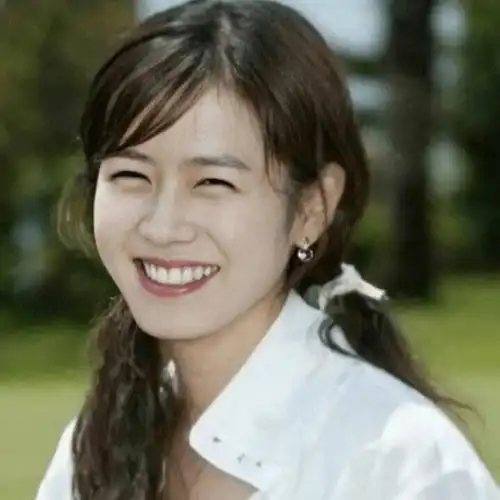 亦或是近年拍的《爱的迫降》中,孙艺珍总是笑眼弯弯,一抹温柔甜美的