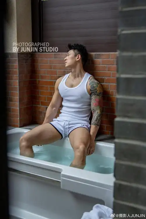 洗澡解乏……出镜:雾川风9091:@摄影人junjin#运动健身##肌肉男