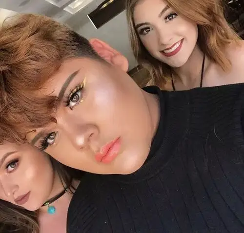 世界上有一种男人比女人还会化妆_goss