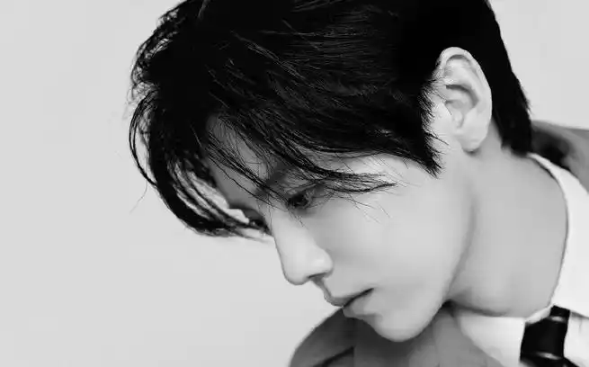 鹿晗白衬衫背头造型##鹿晗黑白氛围感随拍