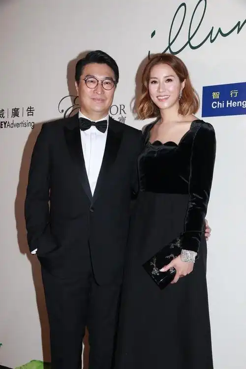 徐子淇与老公同框时尚吊带长裙配大红刺绣穿出贵妇气质