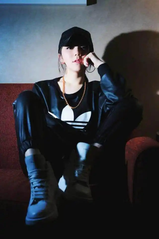 邓紫棋近期照片曝光,一身皮衣皮裤,看上去非常帅气