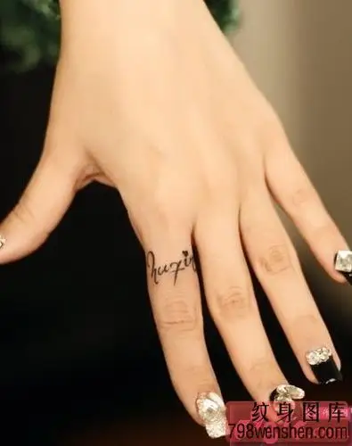 手指个性英文字母戒指纹身作品