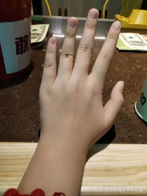 请问我的手看起来是不是很丑女生