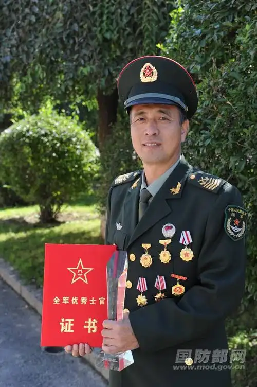 现任北部战区陆军某装甲装备修理大队高级技师,一级军士长军衔